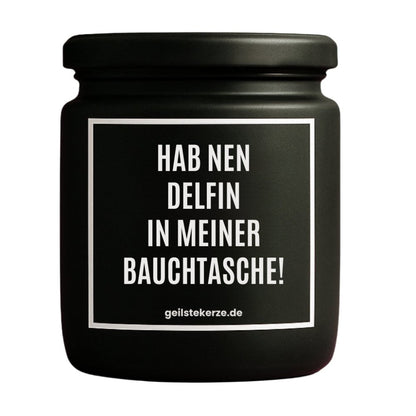 Duftkerze mit Spruch von geilstekerze ist der neue Geschenketrend. Diese witzige Kerze Vegane Bio-Kerze mit Spruch – HAB NEN DELFIN IN MEINER BAUCHTASCHE! brennt mega lange sagenhafte 80 Stunde, hochwertige ätherische Öle schaffen beste Duftverteilung. Mit 1400 lustigen Sprüchen perfekt zum Verschenken. Handgemacht in Deutschland von geilstekerze.de -Die beste Duftkerze die du kaufen kannst.