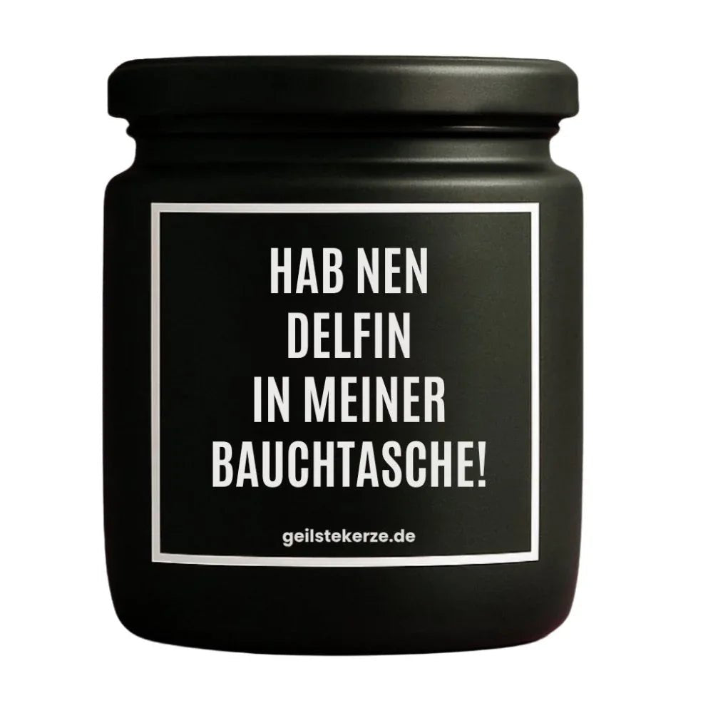 Duftkerze mit Spruch von geilstekerze ist der neue Geschenketrend. Diese witzige Kerze Vegane Bio-Kerze mit Spruch – HAB NEN DELFIN IN MEINER BAUCHTASCHE! brennt mega lange sagenhafte 80 Stunde, hochwertige ätherische Öle schaffen beste Duftverteilung. Mit 1400 lustigen Sprüchen perfekt zum Verschenken. Handgemacht in Deutschland von geilstekerze.de -Die beste Duftkerze die du kaufen kannst.