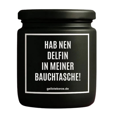 Duftkerze mit Spruch von geilstekerze ist der neue Geschenketrend. Diese witzige Kerze Vegane Bio-Kerze mit Spruch – HAB NEN DELFIN IN MEINER BAUCHTASCHE! brennt mega lange sagenhafte 80 Stunde, hochwertige ätherische Öle schaffen beste Duftverteilung. Mit 1400 lustigen Sprüchen perfekt zum Verschenken. Handgemacht in Deutschland von geilstekerze.de -Die beste Duftkerze die du kaufen kannst.
