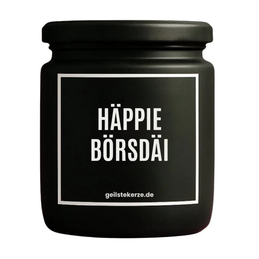 Duftkerze mit Spruch von geilstekerze ist der neue Geschenketrend. Diese witzige Kerze Vegane Bio-Kerze mit Spruch – HÄPPIE BÖRSDÄI brennt mega lange sagenhafte 80 Stunde, hochwertige ätherische Öle schaffen beste Duftverteilung. Mit 1400 lustigen Sprüchen perfekt zum Verschenken. Handgemacht in Deutschland von geilstekerze.de -Die beste Duftkerze die du kaufen kannst.