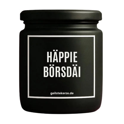 Duftkerze mit Spruch von geilstekerze ist der neue Geschenketrend. Diese witzige Kerze Vegane Bio-Kerze mit Spruch – HÄPPIE BÖRSDÄI brennt mega lange sagenhafte 80 Stunde, hochwertige ätherische Öle schaffen beste Duftverteilung. Mit 1400 lustigen Sprüchen perfekt zum Verschenken. Handgemacht in Deutschland von geilstekerze.de -Die beste Duftkerze die du kaufen kannst.