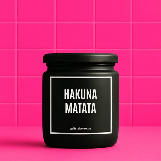 Duftkerze mit Spruch von geilstekerze ist der neue Geschenketrend. Diese witzige Kerze Vegane Bio-Kerze mit Spruch – HAKUNA MATATA brennt mega lange sagenhafte 80 Stunde, hochwertige ätherische Öle schaffen beste Duftverteilung. Mit 1400 lustigen Sprüchen perfekt zum Verschenken. Handgemacht in Deutschland von geilstekerze.de -Die beste Duftkerze die du kaufen kannst.