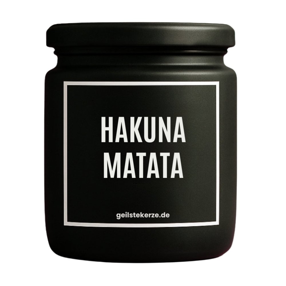 Duftkerze mit Spruch von geilstekerze ist der neue Geschenketrend. Diese witzige Kerze Vegane Bio-Kerze mit Spruch – HAKUNA MATATA brennt mega lange sagenhafte 80 Stunde, hochwertige ätherische Öle schaffen beste Duftverteilung. Mit 1400 lustigen Sprüchen perfekt zum Verschenken. Handgemacht in Deutschland von geilstekerze.de -Die beste Duftkerze die du kaufen kannst.