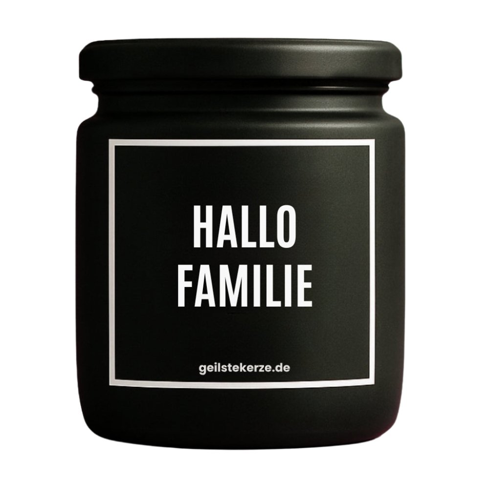 Duftkerze mit Spruch von geilstekerze ist der neue Geschenketrend. Diese witzige Kerze Vegane Bio-Kerze mit Spruch – HALLO FAMILIE brennt mega lange sagenhafte 80 Stunde, hochwertige ätherische Öle schaffen beste Duftverteilung. Mit 1400 lustigen Sprüchen perfekt zum Verschenken. Handgemacht in Deutschland von geilstekerze.de -Die beste Duftkerze die du kaufen kannst.