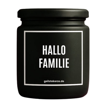 Duftkerze mit Spruch von geilstekerze ist der neue Geschenketrend. Diese witzige Kerze Vegane Bio-Kerze mit Spruch – HALLO FAMILIE brennt mega lange sagenhafte 80 Stunde, hochwertige ätherische Öle schaffen beste Duftverteilung. Mit 1400 lustigen Sprüchen perfekt zum Verschenken. Handgemacht in Deutschland von geilstekerze.de -Die beste Duftkerze die du kaufen kannst.