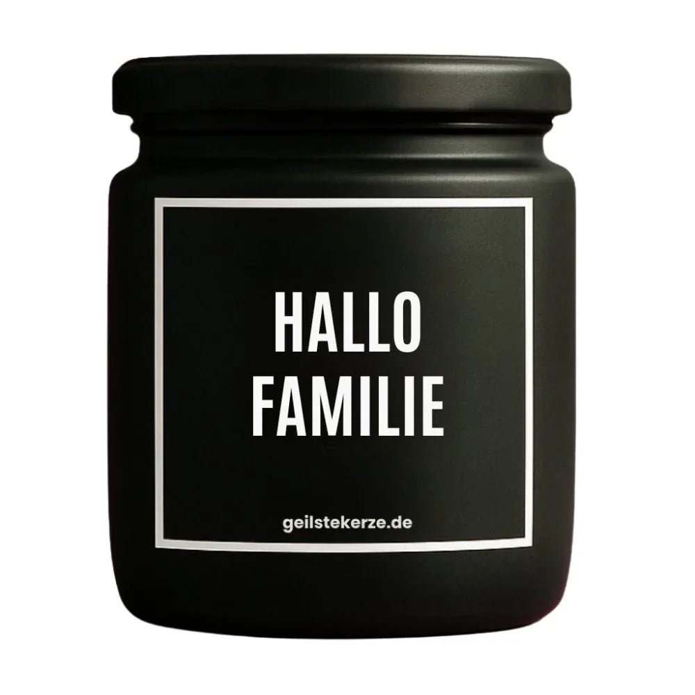 Duftkerze mit Spruch von geilstekerze ist der neue Geschenketrend. Diese witzige Kerze Vegane Bio-Kerze mit Spruch – HALLO FAMILIE brennt mega lange sagenhafte 80 Stunde, hochwertige ätherische Öle schaffen beste Duftverteilung. Mit 1400 lustigen Sprüchen perfekt zum Verschenken. Handgemacht in Deutschland von geilstekerze.de -Die beste Duftkerze die du kaufen kannst.