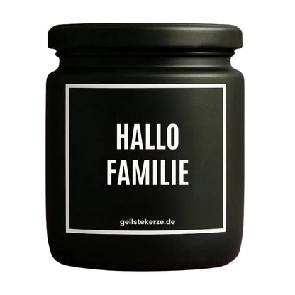 Duftkerze mit Spruch von geilstekerze ist der neue Geschenketrend. Diese witzige Kerze Vegane Bio-Kerze mit Spruch – HALLO FAMILIE brennt mega lange sagenhafte 80 Stunde, hochwertige ätherische Öle schaffen beste Duftverteilung. Mit 1400 lustigen Sprüchen perfekt zum Verschenken. Handgemacht in Deutschland von geilstekerze.de -Die beste Duftkerze die du kaufen kannst.