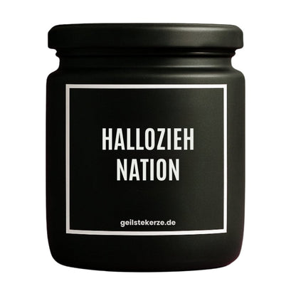 Duftkerze mit Spruch von geilstekerze ist der neue Geschenketrend. Diese witzige Kerze Vegane Bio-Kerze mit Spruch – HALLOZIEHNATION brennt mega lange sagenhafte 80 Stunde, hochwertige ätherische Öle schaffen beste Duftverteilung. Mit 1400 lustigen Sprüchen perfekt zum Verschenken. Handgemacht in Deutschland von geilstekerze.de -Die beste Duftkerze die du kaufen kannst.