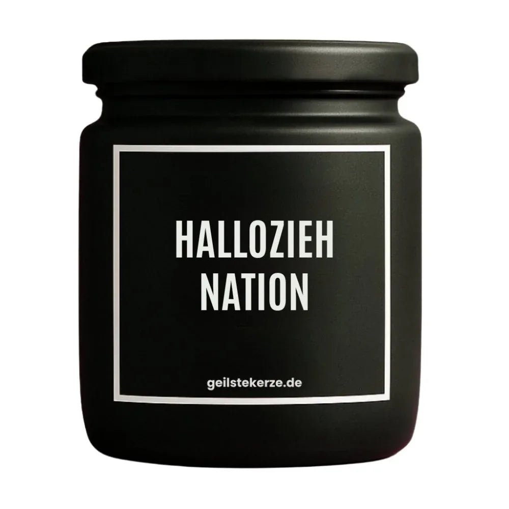 Duftkerze mit Spruch von geilstekerze ist der neue Geschenketrend. Diese witzige Kerze Vegane Bio-Kerze mit Spruch – HALLOZIEHNATION brennt mega lange sagenhafte 80 Stunde, hochwertige ätherische Öle schaffen beste Duftverteilung. Mit 1400 lustigen Sprüchen perfekt zum Verschenken. Handgemacht in Deutschland von geilstekerze.de -Die beste Duftkerze die du kaufen kannst.