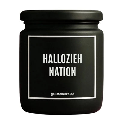 Duftkerze mit Spruch von geilstekerze ist der neue Geschenketrend. Diese witzige Kerze Vegane Bio-Kerze mit Spruch – HALLOZIEHNATION brennt mega lange sagenhafte 80 Stunde, hochwertige ätherische Öle schaffen beste Duftverteilung. Mit 1400 lustigen Sprüchen perfekt zum Verschenken. Handgemacht in Deutschland von geilstekerze.de -Die beste Duftkerze die du kaufen kannst.