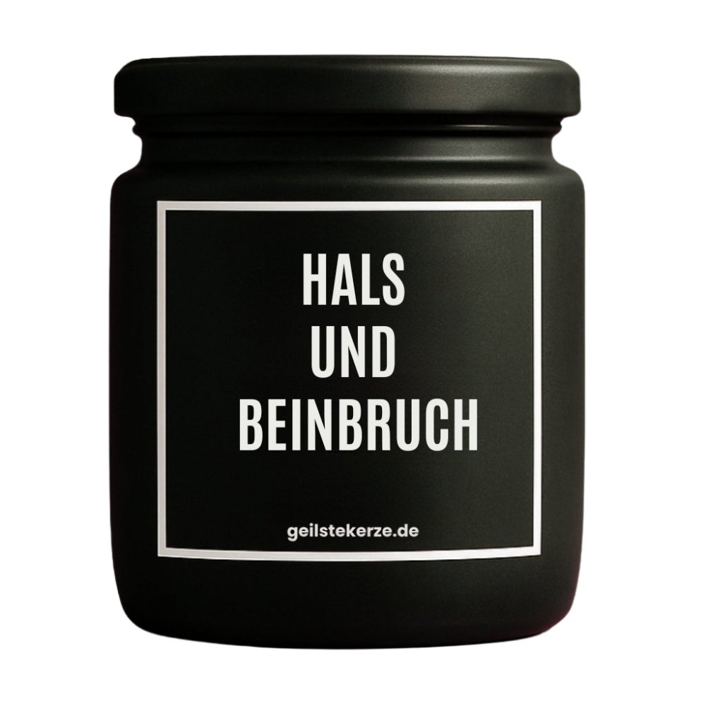 Duftkerze mit Spruch von geilstekerze ist der neue Geschenketrend. Diese witzige Kerze Vegane Bio-Kerze mit Spruch – HALS UND BEINBRUCH brennt mega lange sagenhafte 80 Stunde, hochwertige ätherische Öle schaffen beste Duftverteilung. Mit 1400 lustigen Sprüchen perfekt zum Verschenken. Handgemacht in Deutschland von geilstekerze.de -Die beste Duftkerze die du kaufen kannst.