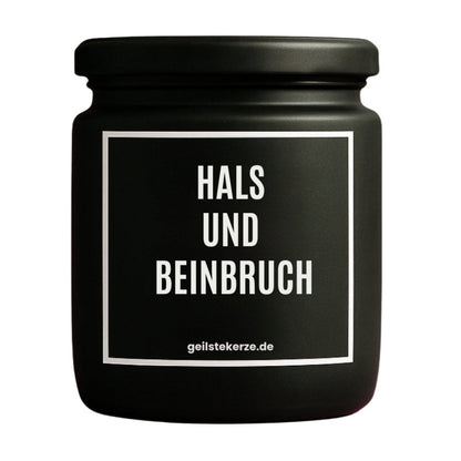Duftkerze mit Spruch von geilstekerze ist der neue Geschenketrend. Diese witzige Kerze Vegane Bio-Kerze mit Spruch – HALS UND BEINBRUCH brennt mega lange sagenhafte 80 Stunde, hochwertige ätherische Öle schaffen beste Duftverteilung. Mit 1400 lustigen Sprüchen perfekt zum Verschenken. Handgemacht in Deutschland von geilstekerze.de -Die beste Duftkerze die du kaufen kannst.