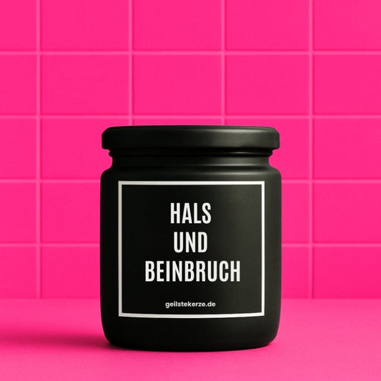 Duftkerze mit Spruch von geilstekerze ist der neue Geschenketrend. Diese witzige Kerze Vegane Bio-Kerze mit Spruch – HALS UND BEINBRUCH brennt mega lange sagenhafte 80 Stunde, hochwertige ätherische Öle schaffen beste Duftverteilung. Mit 1400 lustigen Sprüchen perfekt zum Verschenken. Handgemacht in Deutschland von geilstekerze.de -Die beste Duftkerze die du kaufen kannst.