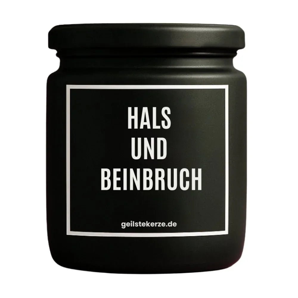 Duftkerze mit Spruch von geilstekerze ist der neue Geschenketrend. Diese witzige Kerze Vegane Bio-Kerze mit Spruch – HALS UND BEINBRUCH brennt mega lange sagenhafte 80 Stunde, hochwertige ätherische Öle schaffen beste Duftverteilung. Mit 1400 lustigen Sprüchen perfekt zum Verschenken. Handgemacht in Deutschland von geilstekerze.de -Die beste Duftkerze die du kaufen kannst.