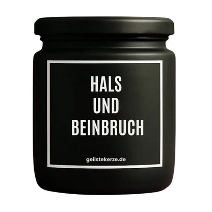 Duftkerze mit Spruch von geilstekerze ist der neue Geschenketrend. Diese witzige Kerze Vegane Bio-Kerze mit Spruch – HALS UND BEINBRUCH brennt mega lange sagenhafte 80 Stunde, hochwertige ätherische Öle schaffen beste Duftverteilung. Mit 1400 lustigen Sprüchen perfekt zum Verschenken. Handgemacht in Deutschland von geilstekerze.de -Die beste Duftkerze die du kaufen kannst.