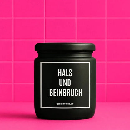Duftkerze mit Spruch von geilstekerze ist der neue Geschenketrend. Diese witzige Kerze Vegane Bio-Kerze mit Spruch – HALS UND BEINBRUCH brennt mega lange sagenhafte 80 Stunde, hochwertige ätherische Öle schaffen beste Duftverteilung. Mit 1400 lustigen Sprüchen perfekt zum Verschenken. Handgemacht in Deutschland von geilstekerze.de -Die beste Duftkerze die du kaufen kannst.