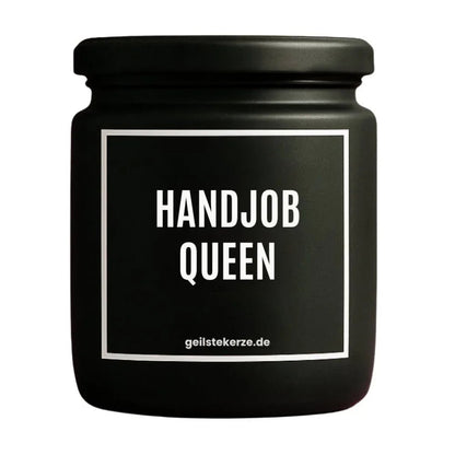 Duftkerze mit Spruch von geilstekerze ist der neue Geschenketrend. Diese witzige Kerze Vegane Bio-Kerze mit Spruch – HANDJOBQUEEN brennt mega lange sagenhafte 80 Stunde, hochwertige ätherische Öle schaffen beste Duftverteilung. Mit 1400 lustigen Sprüchen perfekt zum Verschenken. Handgemacht in Deutschland von geilstekerze.de -Die beste Duftkerze die du kaufen kannst.