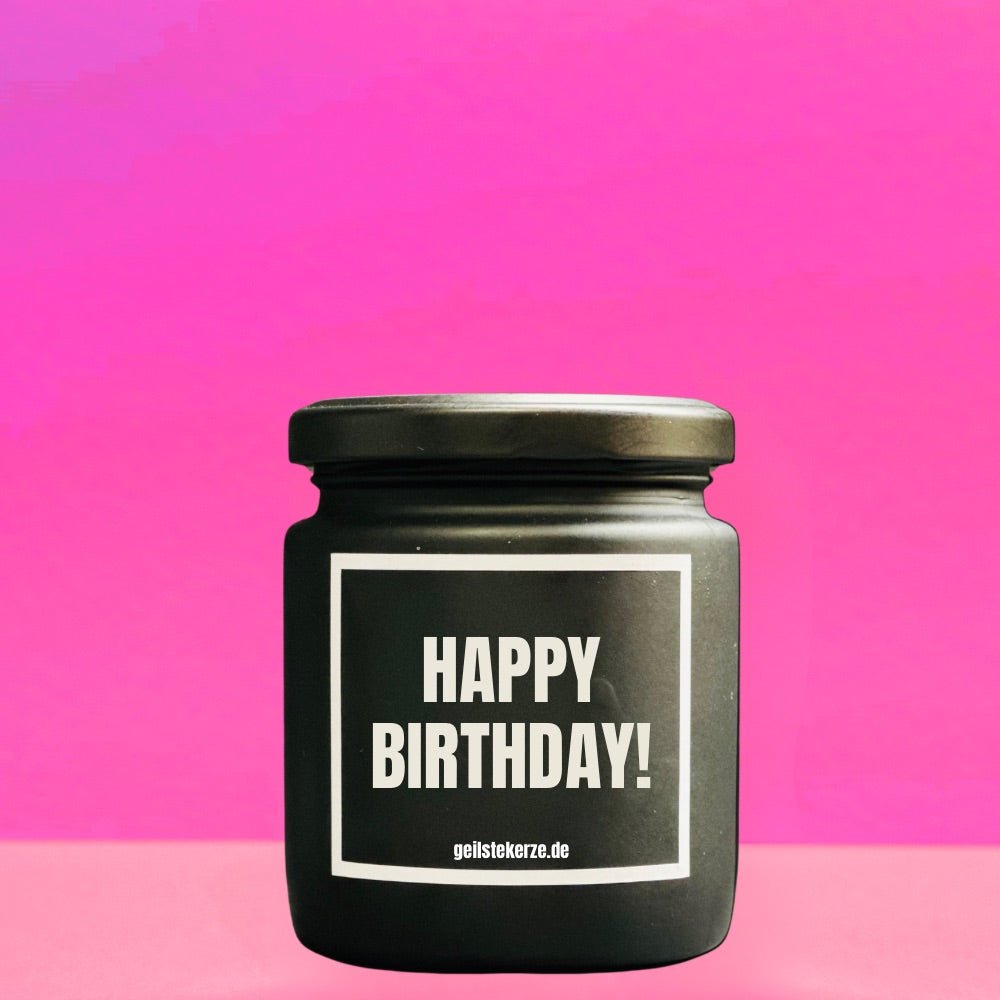 Duftkerze mit Spruch von geilstekerze ist der neue Geschenketrend. Diese witzige Kerze Vegane Bio-Kerze mit Spruch – HAPPY BIRTHDAY brennt mega lange sagenhafte 80 Stunde, hochwertige ätherische Öle schaffen beste Duftverteilung. Mit 1400 lustigen Sprüchen perfekt zum Verschenken. Handgemacht in Deutschland von geilstekerze.de -Die beste Duftkerze die du kaufen kannst.