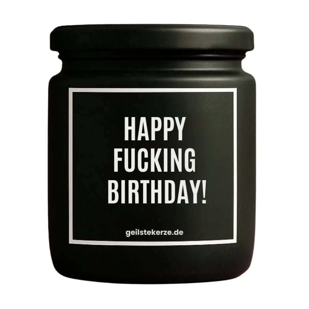 Duftkerze mit Spruch von geilstekerze ist der neue Geschenketrend. Diese witzige Kerze Vegane Bio-Kerze mit Spruch – HAPPY FUCKING BIRTHDAY! brennt mega lange sagenhafte 80 Stunde, hochwertige ätherische Öle schaffen beste Duftverteilung. Mit 1400 lustigen Sprüchen perfekt zum Verschenken. Handgemacht in Deutschland von geilstekerze.de -Die beste Duftkerze die du kaufen kannst.