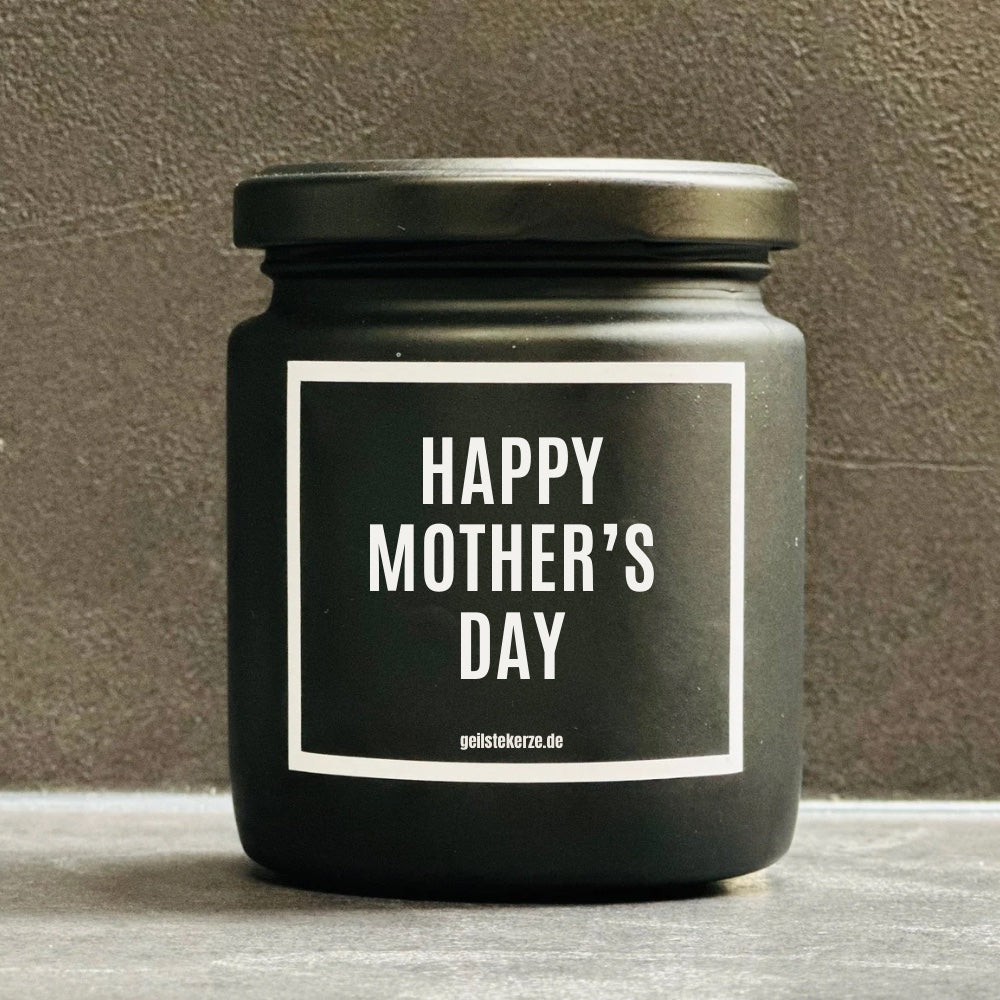 Duftkerze mit Spruch von geilstekerze ist der neue Geschenketrend. Diese witzige Kerze Vegane Bio-Kerze mit Spruch – HAPPY MOTHER‘S DAY brennt mega lange sagenhafte 80 Stunde, hochwertige ätherische Öle schaffen beste Duftverteilung. Mit 1400 lustigen Sprüchen perfekt zum Verschenken. Handgemacht in Deutschland von geilstekerze.de -Die beste Duftkerze die du kaufen kannst.