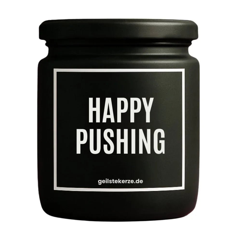 Duftkerze mit Spruch von geilstekerze ist der neue Geschenketrend. Diese witzige Kerze Vegane Bio-Kerze mit Spruch – HAPPY PUSHING brennt mega lange sagenhafte 80 Stunde, hochwertige ätherische Öle schaffen beste Duftverteilung. Mit 1400 lustigen Sprüchen perfekt zum Verschenken. Handgemacht in Deutschland von geilstekerze.de -Die beste Duftkerze die du kaufen kannst.