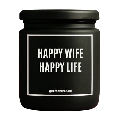 Duftkerze mit Spruch von geilstekerze ist der neue Geschenketrend. Diese witzige Kerze Vegane Bio-Kerze mit Spruch – HAPPY WIFE HAPPY LIFE brennt mega lange sagenhafte 80 Stunde, hochwertige ätherische Öle schaffen beste Duftverteilung. Mit 1400 lustigen Sprüchen perfekt zum Verschenken. Handgemacht in Deutschland von geilstekerze.de -Die beste Duftkerze die du kaufen kannst.