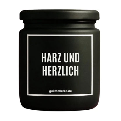 Duftkerze mit Spruch von geilstekerze ist der neue Geschenketrend. Diese witzige Kerze Vegane Bio-Kerze mit Spruch – HARZ UND HERZLICH brennt mega lange sagenhafte 80 Stunde, hochwertige ätherische Öle schaffen beste Duftverteilung. Mit 1400 lustigen Sprüchen perfekt zum Verschenken. Handgemacht in Deutschland von geilstekerze.de -Die beste Duftkerze die du kaufen kannst.