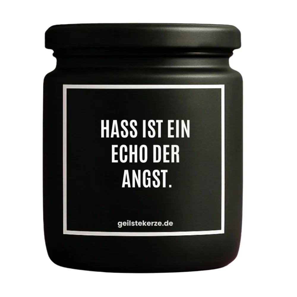 Duftkerze mit Spruch von geilstekerze ist der neue Geschenketrend. Diese witzige Kerze Vegane Bio-Kerze mit Spruch – HASS IST EIN ECHO DER ANGST. brennt mega lange sagenhafte 80 Stunde, hochwertige ätherische Öle schaffen beste Duftverteilung. Mit 1400 lustigen Sprüchen perfekt zum Verschenken. Handgemacht in Deutschland von geilstekerze.de -Die beste Duftkerze die du kaufen kannst.