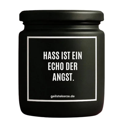 Duftkerze mit Spruch von geilstekerze ist der neue Geschenketrend. Diese witzige Kerze Vegane Bio-Kerze mit Spruch – HASS IST EIN ECHO DER ANGST. brennt mega lange sagenhafte 80 Stunde, hochwertige ätherische Öle schaffen beste Duftverteilung. Mit 1400 lustigen Sprüchen perfekt zum Verschenken. Handgemacht in Deutschland von geilstekerze.de -Die beste Duftkerze die du kaufen kannst.