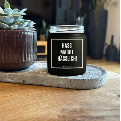Duftkerze mit Spruch von geilstekerze ist der neue Geschenketrend. Diese witzige Kerze Vegane Bio-Kerze mit Spruch – HASS MACHT HÄSSLICH! brennt mega lange sagenhafte 80 Stunde, hochwertige ätherische Öle schaffen beste Duftverteilung. Mit 1400 lustigen Sprüchen perfekt zum Verschenken. Handgemacht in Deutschland von geilstekerze.de -Die beste Duftkerze die du kaufen kannst.