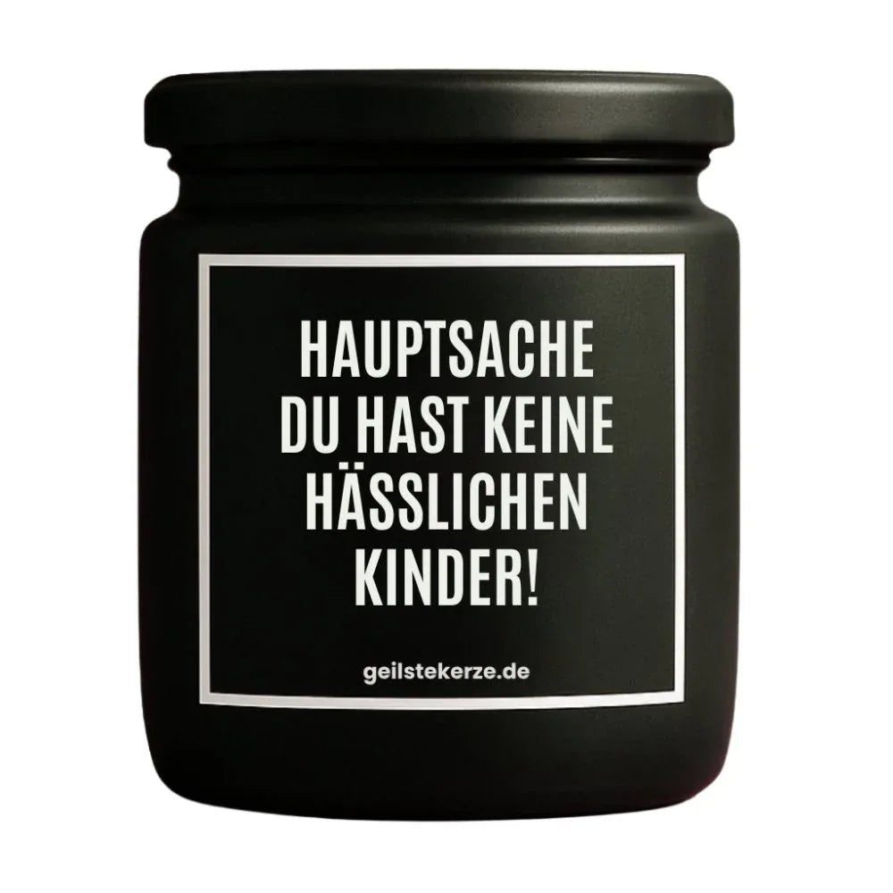 Duftkerze mit Spruch von geilstekerze ist der neue Geschenketrend. Diese witzige Kerze Vegane Bio-Kerze mit Spruch – HAUPTSACHE DU HAST KEINE HÄSSLICHEN KINDER! brennt mega lange sagenhafte 80 Stunde, hochwertige ätherische Öle schaffen beste Duftverteilung. Mit 1400 lustigen Sprüchen perfekt zum Verschenken. Handgemacht in Deutschland von geilstekerze.de -Die beste Duftkerze die du kaufen kannst.