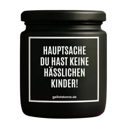 Duftkerze mit Spruch von geilstekerze ist der neue Geschenketrend. Diese witzige Kerze Vegane Bio-Kerze mit Spruch – HAUPTSACHE DU HAST KEINE HÄSSLICHEN KINDER! brennt mega lange sagenhafte 80 Stunde, hochwertige ätherische Öle schaffen beste Duftverteilung. Mit 1400 lustigen Sprüchen perfekt zum Verschenken. Handgemacht in Deutschland von geilstekerze.de -Die beste Duftkerze die du kaufen kannst.