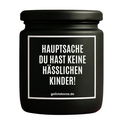 Duftkerze mit Spruch von geilstekerze ist der neue Geschenketrend. Diese witzige Kerze Vegane Bio-Kerze mit Spruch – HAUPTSACHE DU HAST KEINE HÄSSLICHEN KINDER! brennt mega lange sagenhafte 80 Stunde, hochwertige ätherische Öle schaffen beste Duftverteilung. Mit 1400 lustigen Sprüchen perfekt zum Verschenken. Handgemacht in Deutschland von geilstekerze.de -Die beste Duftkerze die du kaufen kannst.