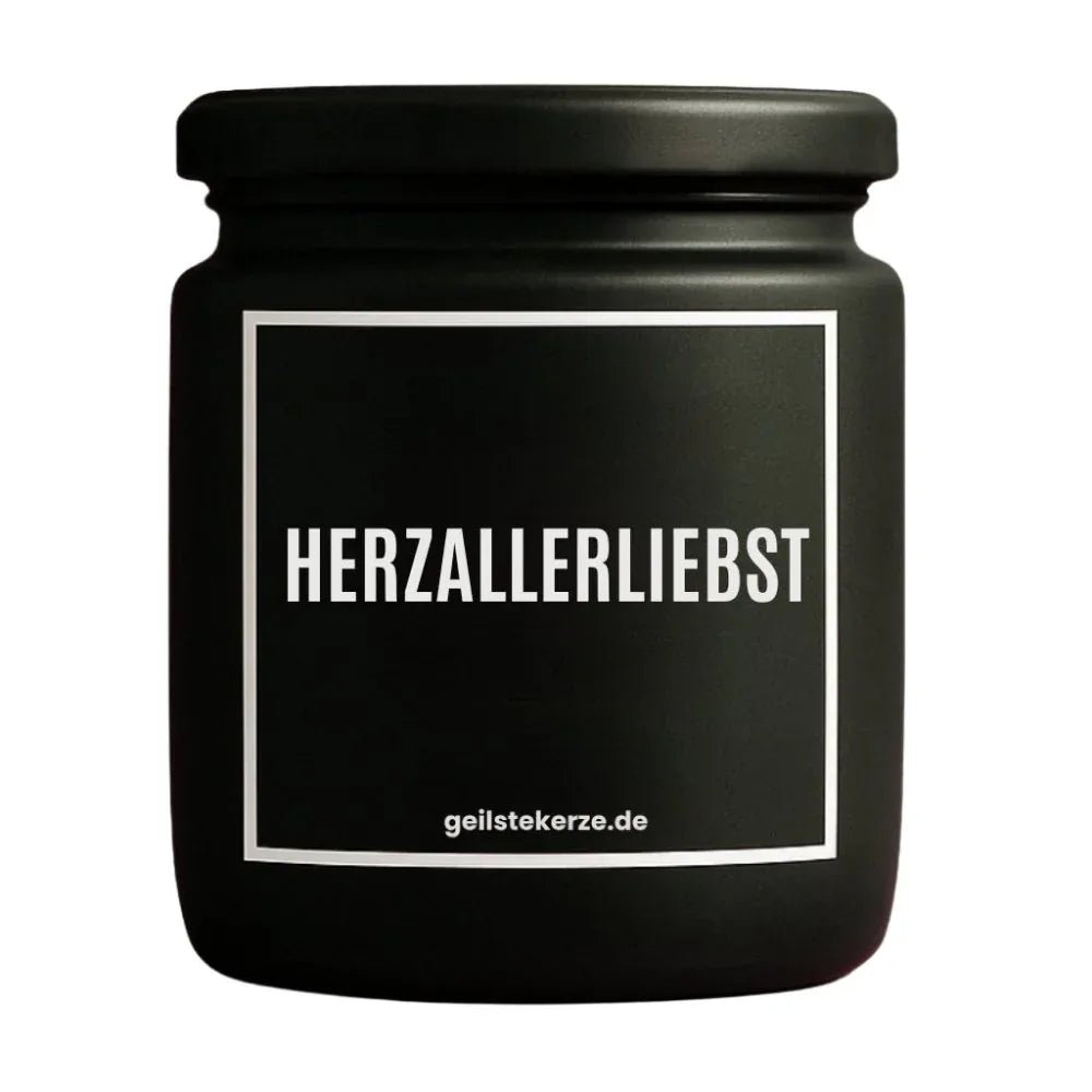 Duftkerze mit Spruch von geilstekerze ist der neue Geschenketrend. Diese witzige Kerze Vegane Bio-Kerze mit Spruch – HERZALLERLIEBST brennt mega lange sagenhafte 80 Stunde, hochwertige ätherische Öle schaffen beste Duftverteilung. Mit 1400 lustigen Sprüchen perfekt zum Verschenken. Handgemacht in Deutschland von geilstekerze.de -Die beste Duftkerze die du kaufen kannst.
