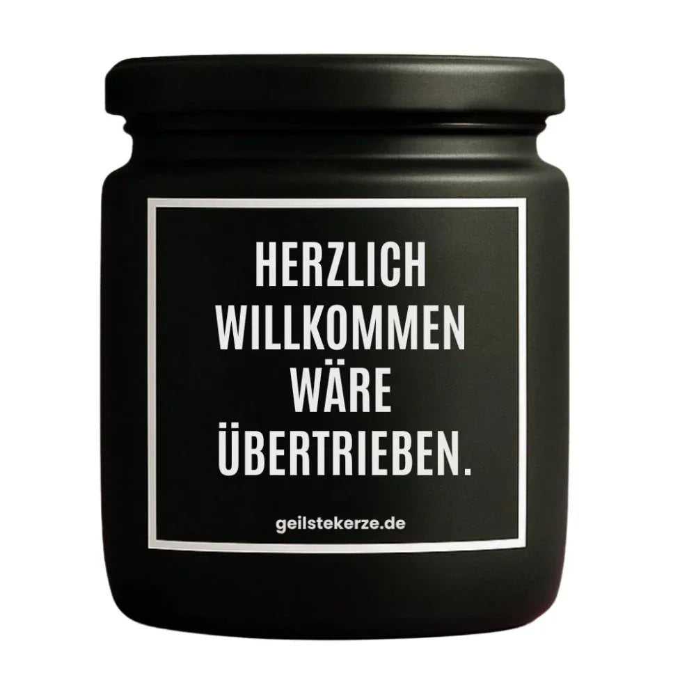 Vegane Bio-Kerze mit Spruch – HERZLICH WILLKOMMEN WÄRE ÜBERTRIEBEN