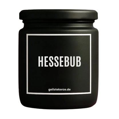 Duftkerze mit Spruch von geilstekerze ist der neue Geschenketrend. Diese witzige Kerze Vegane Bio-Kerze mit Spruch – HESSEBUB brennt mega lange sagenhafte 80 Stunde, hochwertige ätherische Öle schaffen beste Duftverteilung. Mit 1400 lustigen Sprüchen perfekt zum Verschenken. Handgemacht in Deutschland von geilstekerze.de -Die beste Duftkerze die du kaufen kannst.