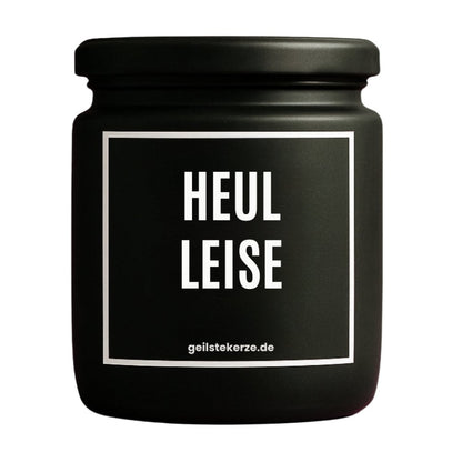 Duftkerze mit Spruch von geilstekerze ist der neue Geschenketrend. Diese witzige Kerze Vegane Bio-Kerze mit Spruch – HEUL LEISE brennt mega lange sagenhafte 80 Stunde, hochwertige ätherische Öle schaffen beste Duftverteilung. Mit 1400 lustigen Sprüchen perfekt zum Verschenken. Handgemacht in Deutschland von geilstekerze.de -Die beste Duftkerze die du kaufen kannst.