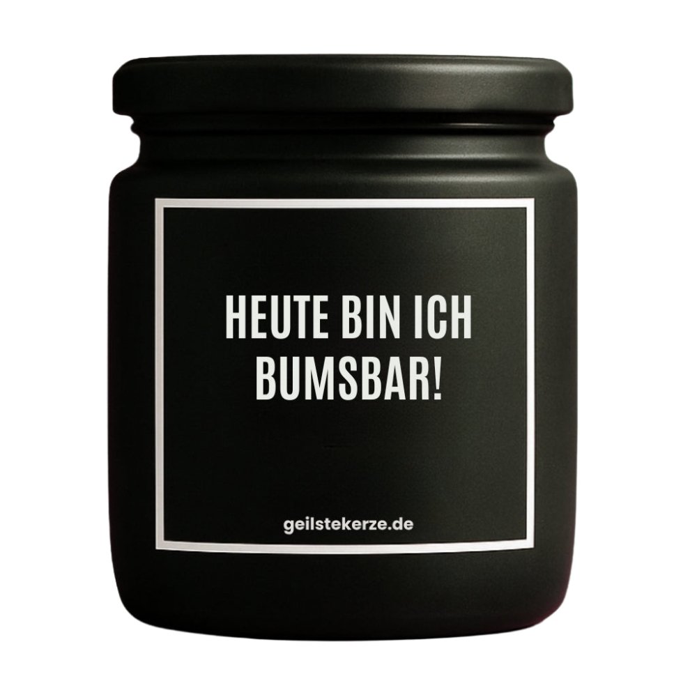 Duftkerze mit Spruch von geilstekerze ist der neue Geschenketrend. Diese witzige Kerze Vegane Bio-Kerze mit Spruch – HEUTE BIN ICH BUMSBAR! brennt mega lange sagenhafte 80 Stunde, hochwertige ätherische Öle schaffen beste Duftverteilung. Mit 1400 lustigen Sprüchen perfekt zum Verschenken. Handgemacht in Deutschland von geilstekerze.de -Die beste Duftkerze die du kaufen kannst.