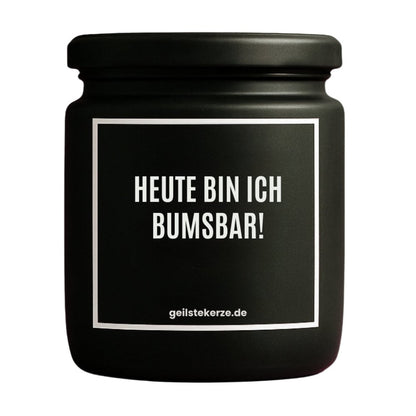 Duftkerze mit Spruch von geilstekerze ist der neue Geschenketrend. Diese witzige Kerze Vegane Bio-Kerze mit Spruch – HEUTE BIN ICH BUMSBAR! brennt mega lange sagenhafte 80 Stunde, hochwertige ätherische Öle schaffen beste Duftverteilung. Mit 1400 lustigen Sprüchen perfekt zum Verschenken. Handgemacht in Deutschland von geilstekerze.de -Die beste Duftkerze die du kaufen kannst.