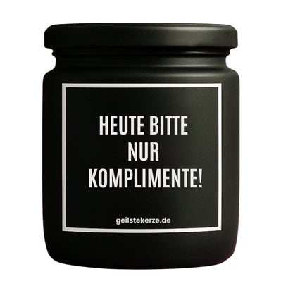Duftkerze mit Spruch von geilstekerze ist der neue Geschenketrend. Diese witzige Kerze Vegane Bio-Kerze mit Spruch – HEUTE BITTE NUR KOMPLIMENTE brennt mega lange sagenhafte 80 Stunde, hochwertige ätherische Öle schaffen beste Duftverteilung. Mit 1400 lustigen Sprüchen perfekt zum Verschenken. Handgemacht in Deutschland von geilstekerze.de -Die beste Duftkerze die du kaufen kannst.