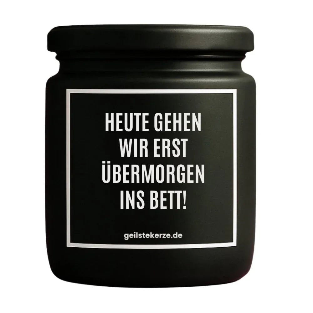 Duftkerze mit Spruch von geilstekerze ist der neue Geschenketrend. Diese witzige Kerze Vegane Bio-Kerze mit Spruch – HEUTE GEHEN WIR ERST ÜBERMORGEN INS BETT! brennt mega lange sagenhafte 80 Stunde, hochwertige ätherische Öle schaffen beste Duftverteilung. Mit 1400 lustigen Sprüchen perfekt zum Verschenken. Handgemacht in Deutschland von geilstekerze.de -Die beste Duftkerze die du kaufen kannst.