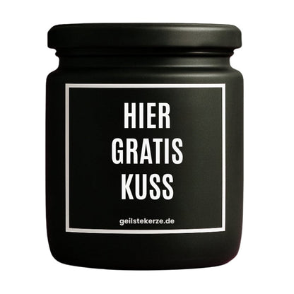 Duftkerze mit Spruch von geilstekerze ist der neue Geschenketrend. Diese witzige Kerze Vegane Bio-Kerze mit Spruch – HIER GRATIS KUSS brennt mega lange sagenhafte 80 Stunde, hochwertige ätherische Öle schaffen beste Duftverteilung. Mit 1400 lustigen Sprüchen perfekt zum Verschenken. Handgemacht in Deutschland von geilstekerze.de -Die beste Duftkerze die du kaufen kannst.