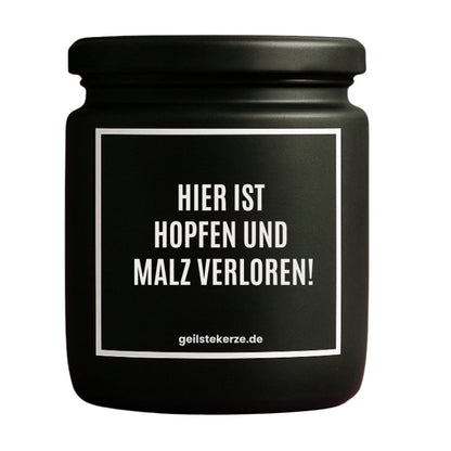 Duftkerze mit Spruch von geilstekerze ist der neue Geschenketrend. Diese witzige Kerze Vegane Bio-Kerze mit Spruch – HIER IST HOPFEN UND MALZ VERLOREN! brennt mega lange sagenhafte 80 Stunde, hochwertige ätherische Öle schaffen beste Duftverteilung. Mit 1400 lustigen Sprüchen perfekt zum Verschenken. Handgemacht in Deutschland von geilstekerze.de -Die beste Duftkerze die du kaufen kannst.