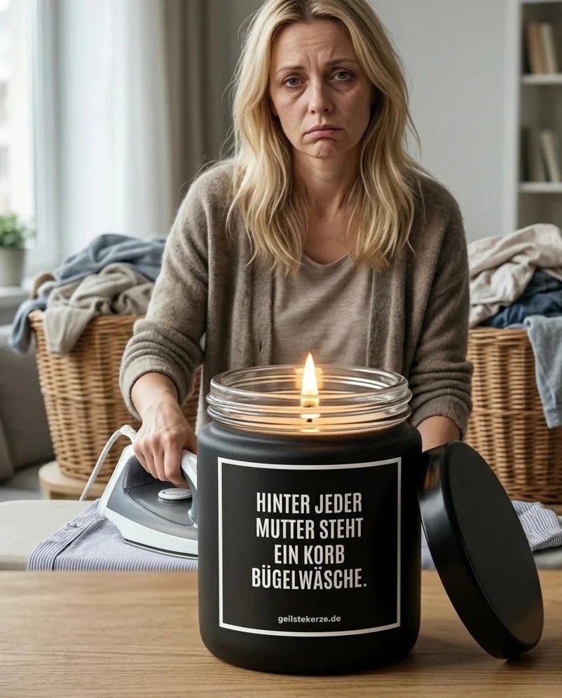 Duftkerze mit Spruch von geilstekerze ist der neue Geschenketrend. Diese witzige Kerze Vegane Bio-Kerze mit Spruch – HINTER JEDER MUTTER STEHT EIN KORB BÜGELWÄSCHE. brennt mega lange sagenhafte 80 Stunde, hochwertige ätherische Öle schaffen beste Duftverteilung. Mit 1400 lustigen Sprüchen perfekt zum Verschenken. Handgemacht in Deutschland von geilstekerze.de -Die beste Duftkerze die du kaufen kannst.