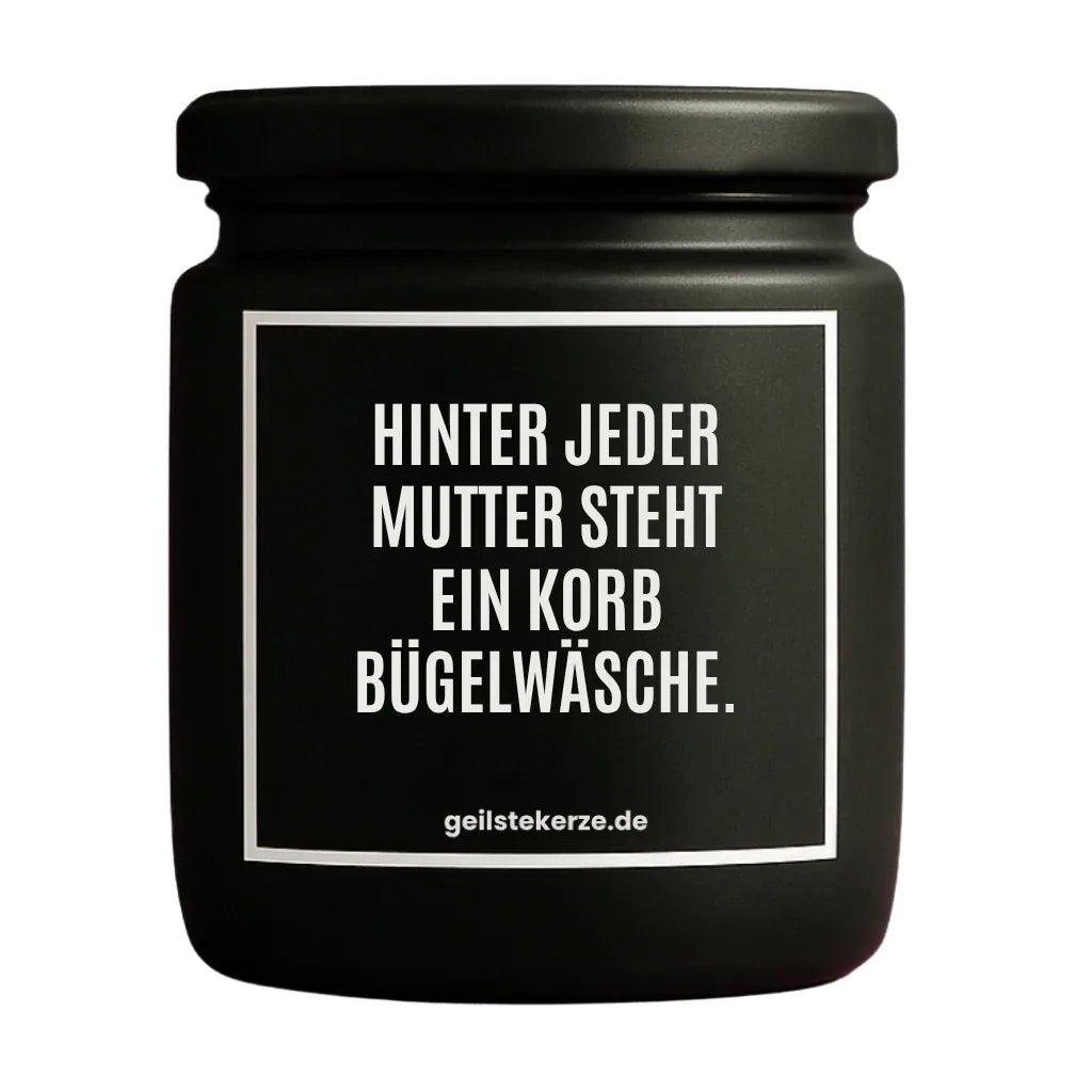 Duftkerze mit Spruch von geilstekerze ist der neue Geschenketrend. Diese witzige Kerze Vegane Bio-Kerze mit Spruch – HINTER JEDER MUTTER STEHT EIN KORB BÜGELWÄSCHE. brennt mega lange sagenhafte 80 Stunde, hochwertige ätherische Öle schaffen beste Duftverteilung. Mit 1400 lustigen Sprüchen perfekt zum Verschenken. Handgemacht in Deutschland von geilstekerze.de -Die beste Duftkerze die du kaufen kannst.