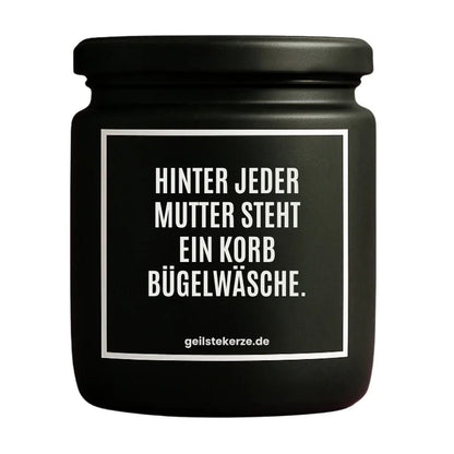 Duftkerze mit Spruch von geilstekerze ist der neue Geschenketrend. Diese witzige Kerze Vegane Bio-Kerze mit Spruch – HINTER JEDER MUTTER STEHT EIN KORB BÜGELWÄSCHE. brennt mega lange sagenhafte 80 Stunde, hochwertige ätherische Öle schaffen beste Duftverteilung. Mit 1400 lustigen Sprüchen perfekt zum Verschenken. Handgemacht in Deutschland von geilstekerze.de -Die beste Duftkerze die du kaufen kannst.