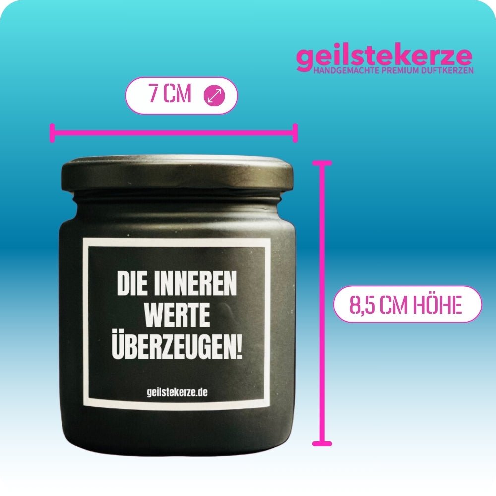 Duftkerze mit Spruch von geilstekerze ist der neue Geschenketrend. Diese witzige Kerze Vegane Bio-Kerze mit Spruch – HINTER JEDER MUTTER STEHT EIN KORB BÜGELWÄSCHE brennt mega lange sagenhafte 80 Stunde, hochwertige ätherische Öle schaffen beste Duftverteilung. Mit 1400 lustigen Sprüchen perfekt zum Verschenken. Handgemacht in Deutschland von geilstekerze.de -Die beste Duftkerze die du kaufen kannst.