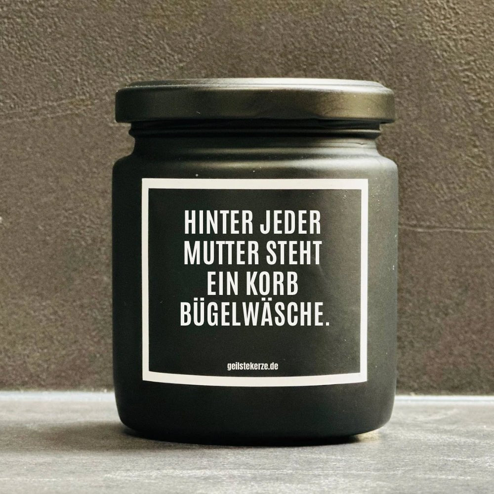 Duftkerze mit Spruch von geilstekerze ist der neue Geschenketrend. Diese witzige Kerze Vegane Bio-Kerze mit Spruch – HINTER JEDER MUTTER STEHT EIN KORB BÜGELWÄSCHE brennt mega lange sagenhafte 80 Stunde, hochwertige ätherische Öle schaffen beste Duftverteilung. Mit 1400 lustigen Sprüchen perfekt zum Verschenken. Handgemacht in Deutschland von geilstekerze.de -Die beste Duftkerze die du kaufen kannst.