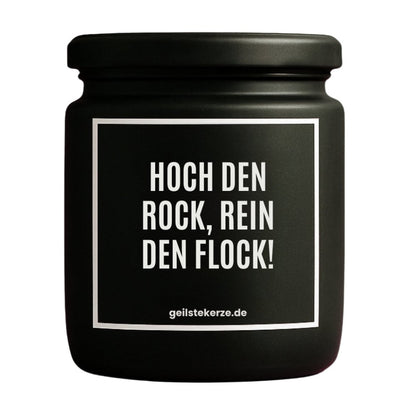 Duftkerze mit Spruch von geilstekerze ist der neue Geschenketrend. Diese witzige Kerze Vegane Bio-Kerze mit Spruch – HOCH DEN ROCK, REIN DEN FLOCK! brennt mega lange sagenhafte 80 Stunde, hochwertige ätherische Öle schaffen beste Duftverteilung. Mit 1400 lustigen Sprüchen perfekt zum Verschenken. Handgemacht in Deutschland von geilstekerze.de -Die beste Duftkerze die du kaufen kannst.