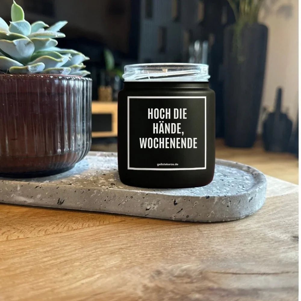 Duftkerze mit Spruch von geilstekerze ist der neue Geschenketrend. Diese witzige Kerze Vegane Bio-Kerze mit Spruch – HOCH DIE HÄNDE, WOCHENENDE brennt mega lange sagenhafte 80 Stunde, hochwertige ätherische Öle schaffen beste Duftverteilung. Mit 1400 lustigen Sprüchen perfekt zum Verschenken. Handgemacht in Deutschland von geilstekerze.de -Die beste Duftkerze die du kaufen kannst.